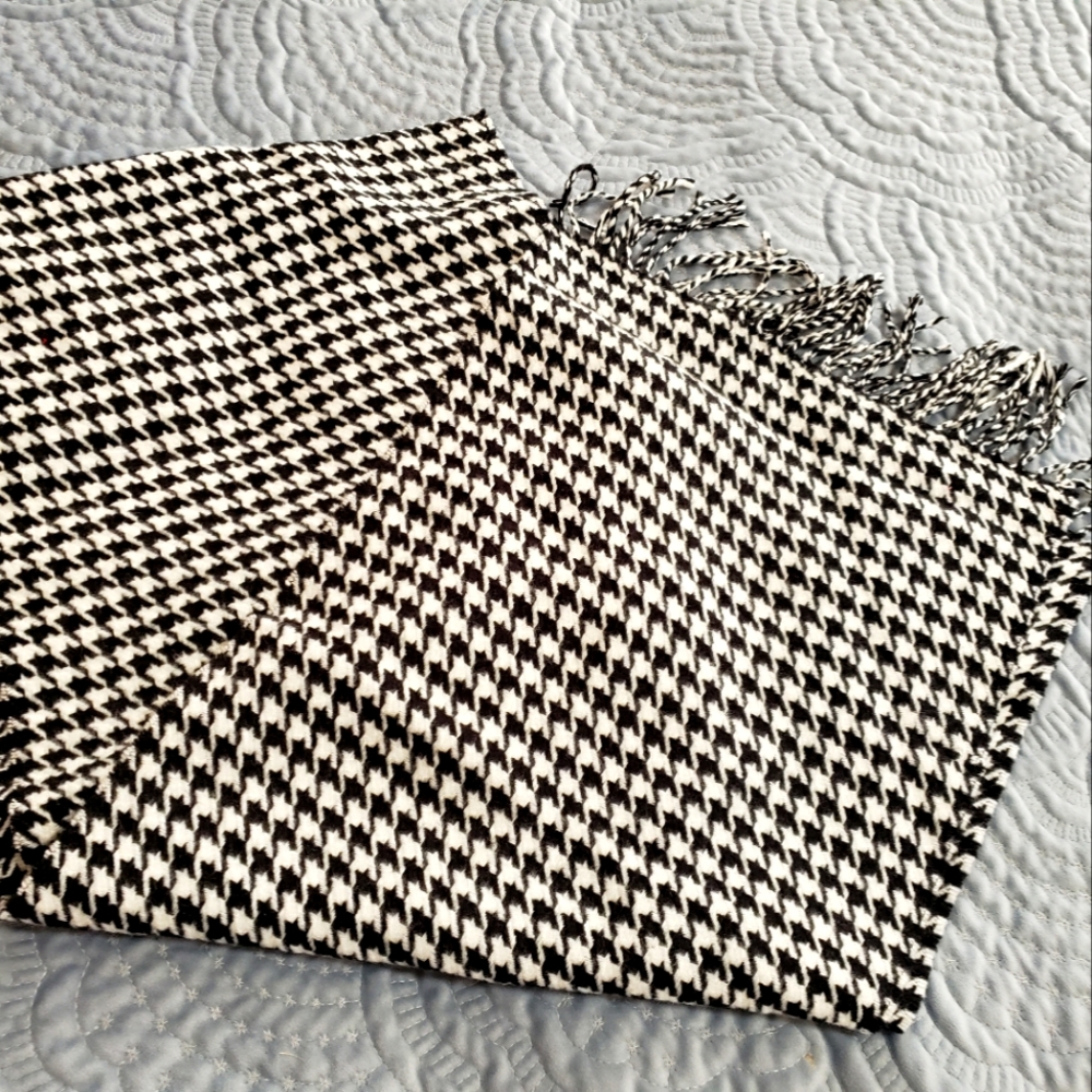 CASHMERE HOUNDSTOOTH SCARF